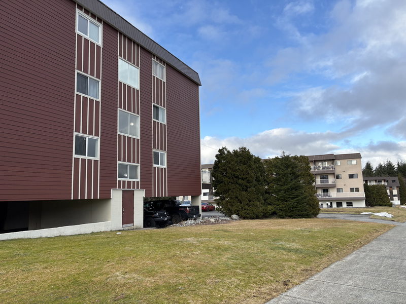 Immeuble de quatre étages des Appartements Sandpiper vu de la pelouse