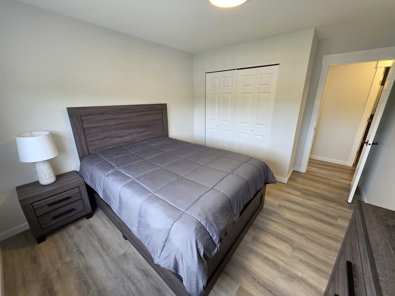 Deuxième chambre meublée avec lit et placard