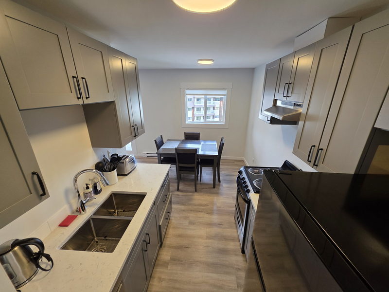Cuisine et coin repas avec table