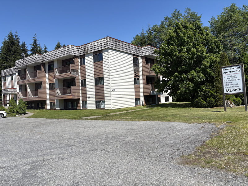 Extérieur des Appartements Sandalwood et enseigne sur l’avenue Baxter