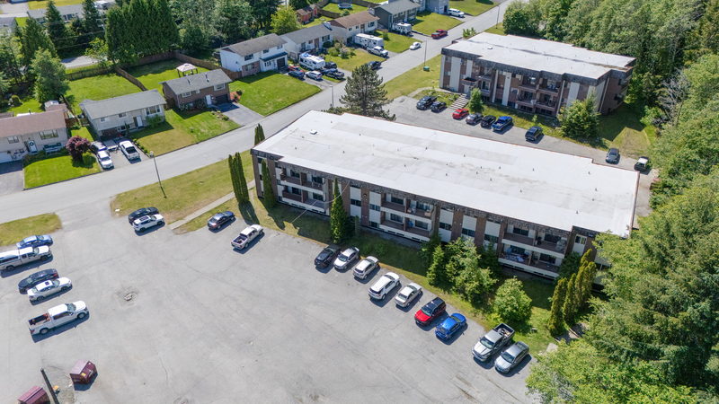 Vue aérienne de l’immeuble du 90, avenue Baxter et du stationnement