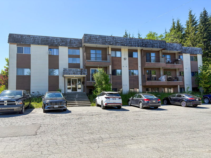 Entrée et stationnement des appartements de l’avenue Baxter