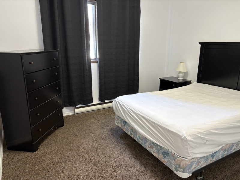 Chambre meublée avec lit double et commode