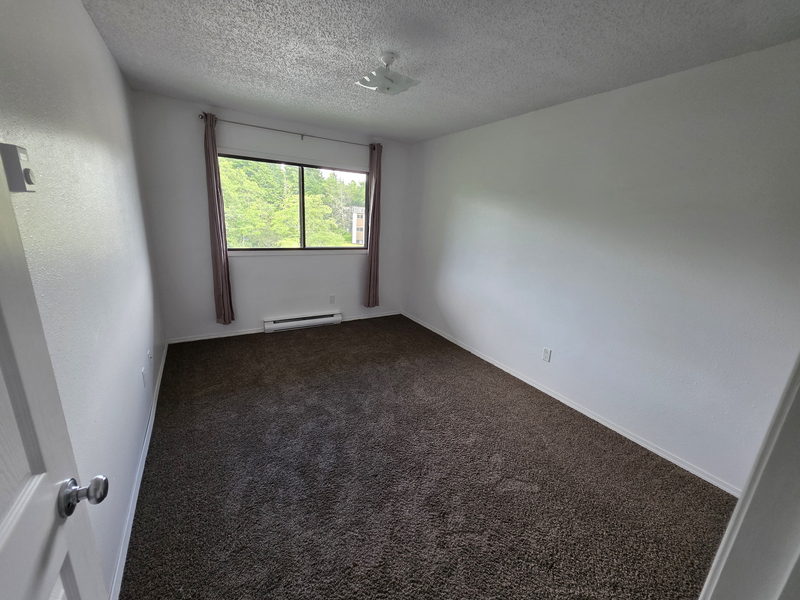 Deuxième chambre avec fenêtre et placard