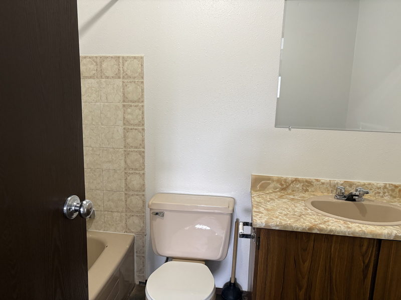 Salle de bain avec baignoire, vanité et miroir