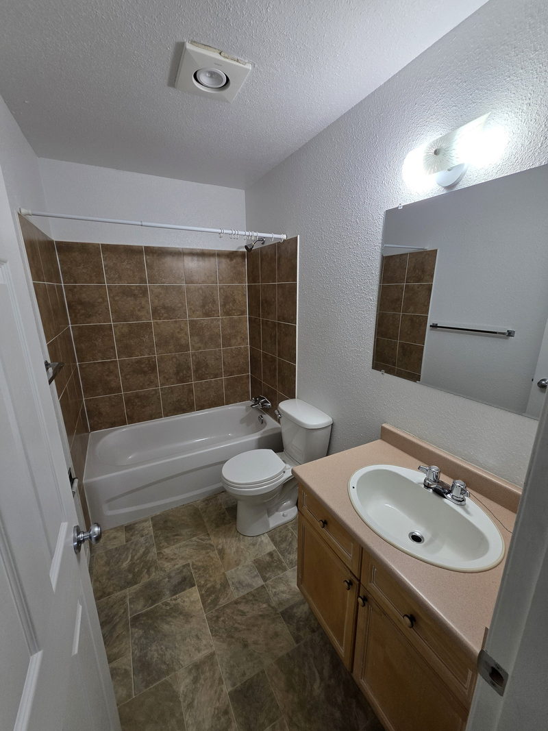 Bathroom with tiled tub surround